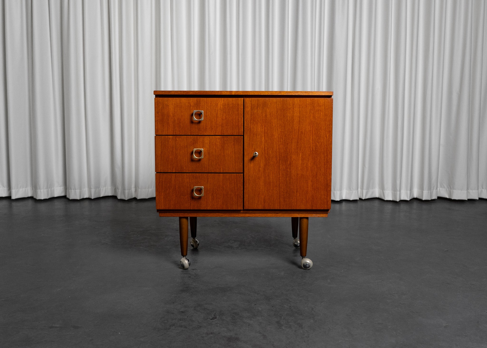 Meuble de rangement vintage sur roulettes