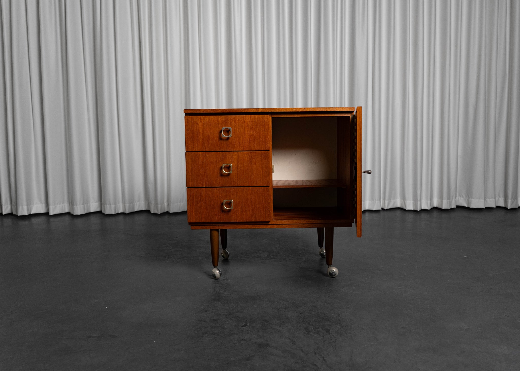 Meuble de rangement vintage sur roulettes