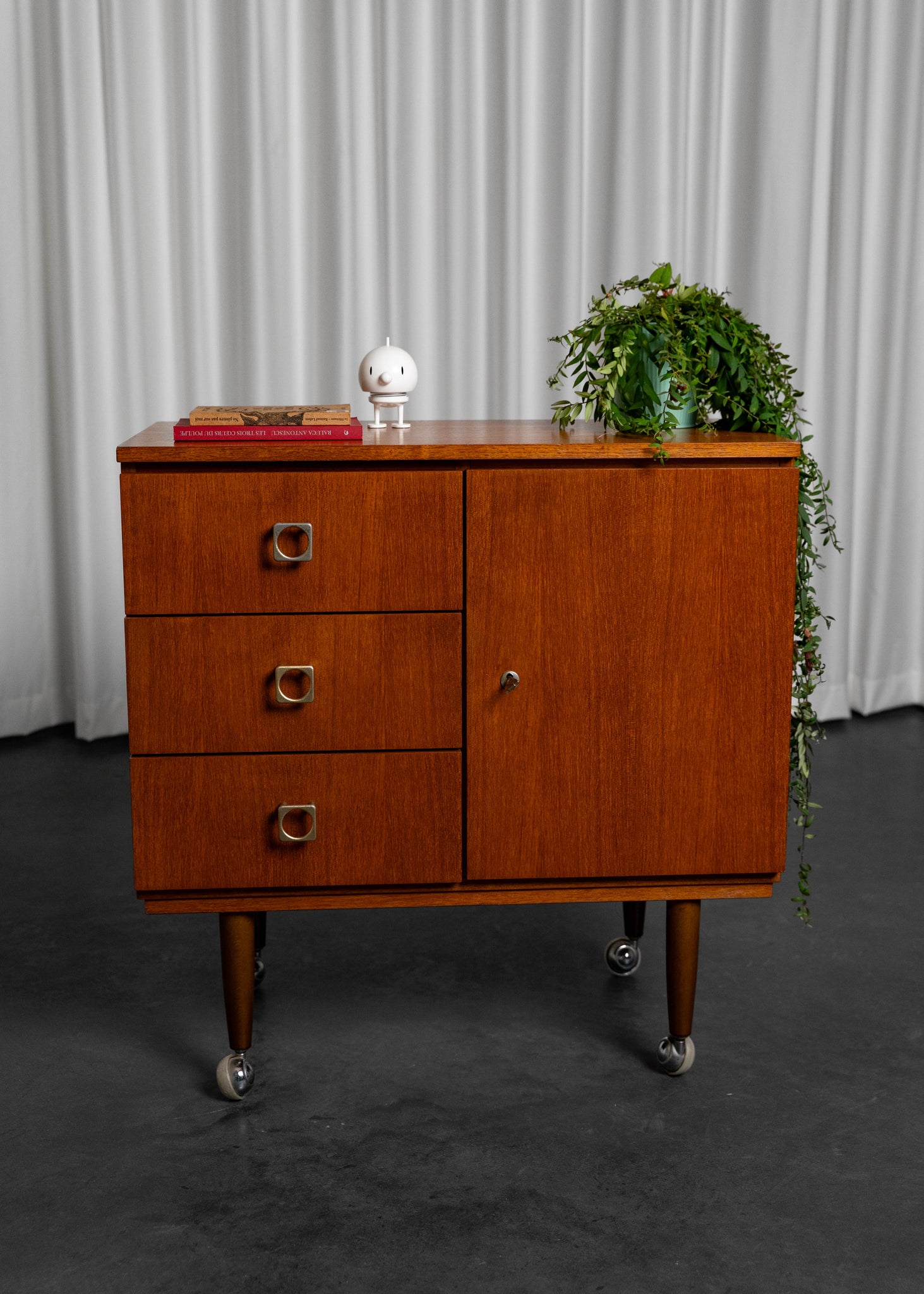 Meuble de rangement vintage sur roulettes