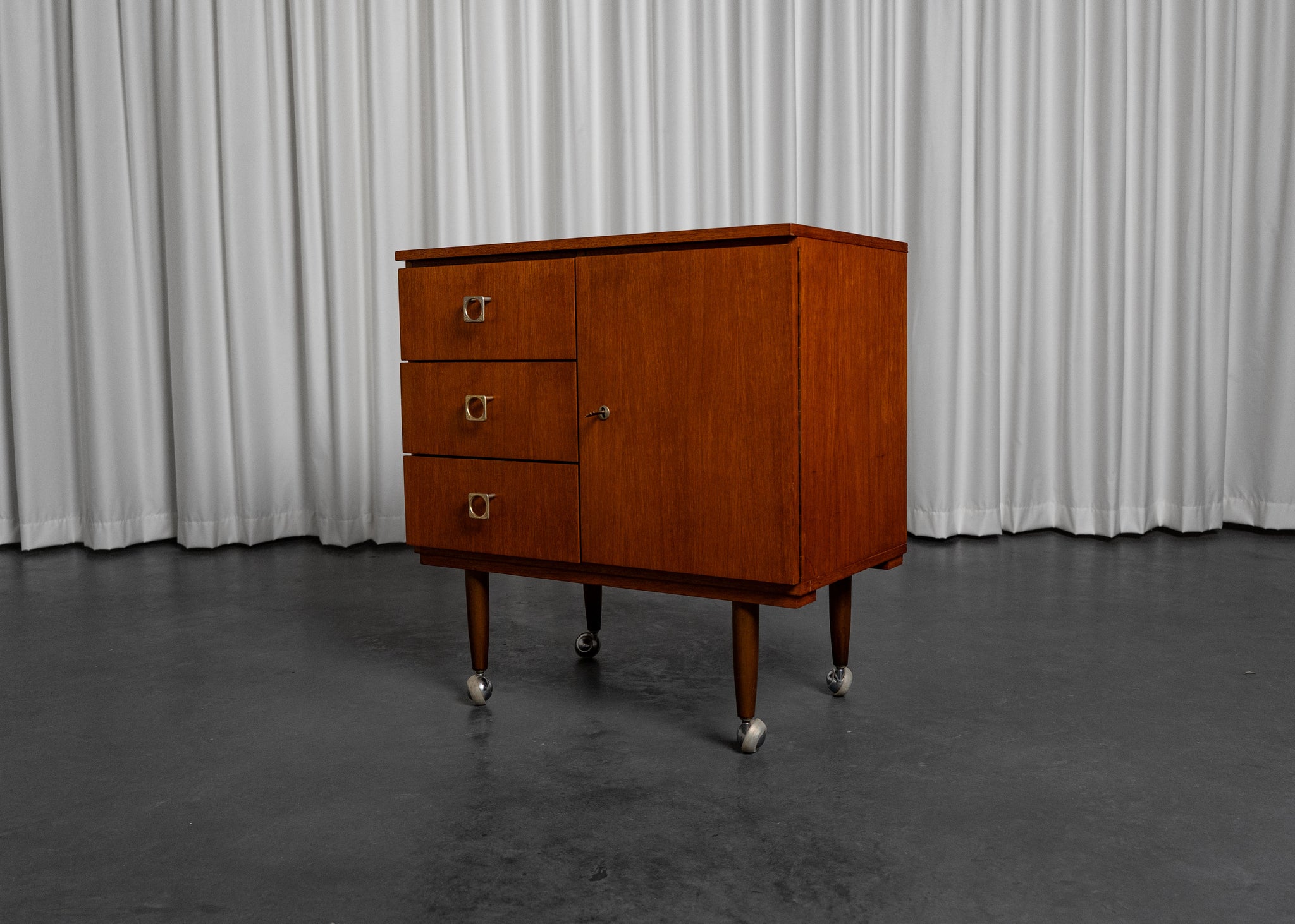 Meuble de rangement vintage sur roulettes