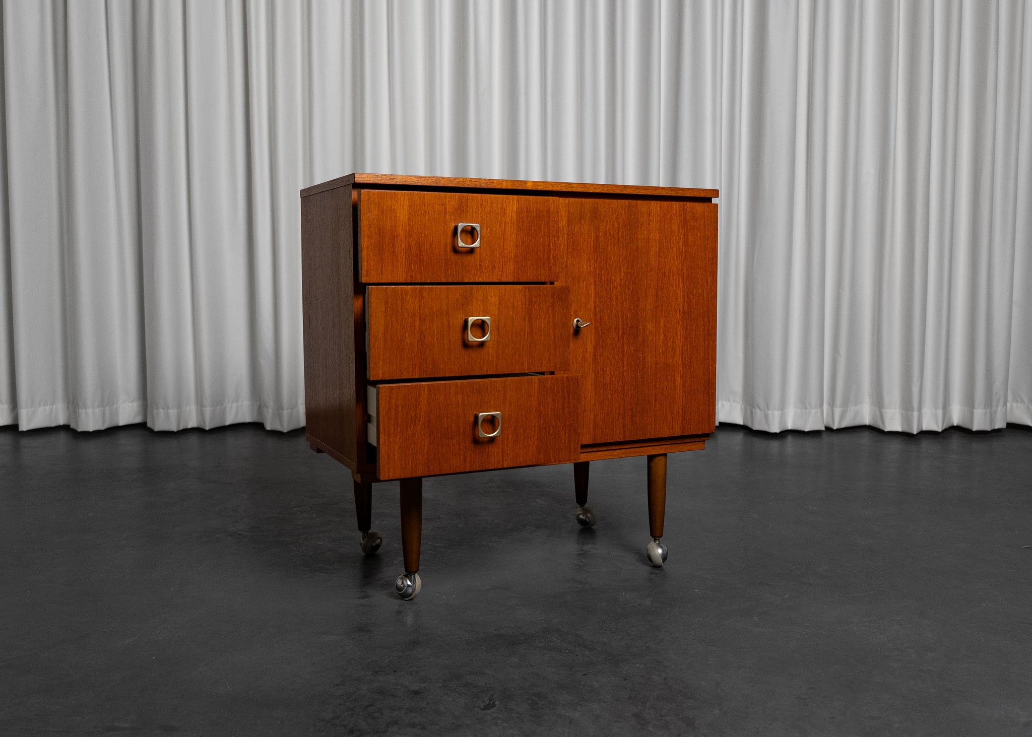 Meuble de rangement vintage sur roulettes