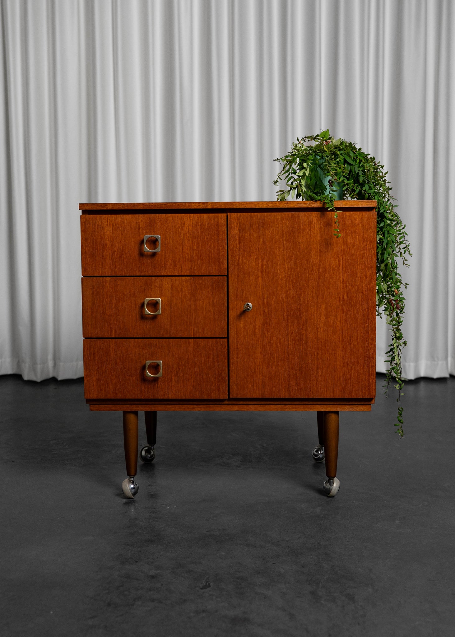 Meuble de rangement vintage sur roulettes