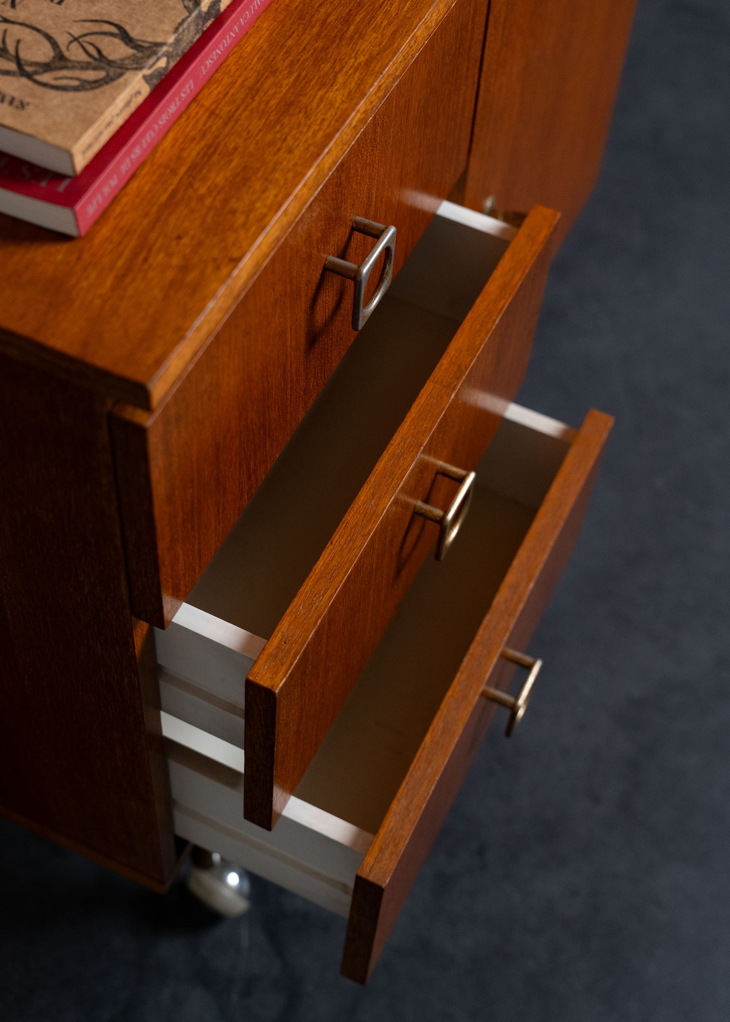 Meuble de rangement vintage sur roulettes