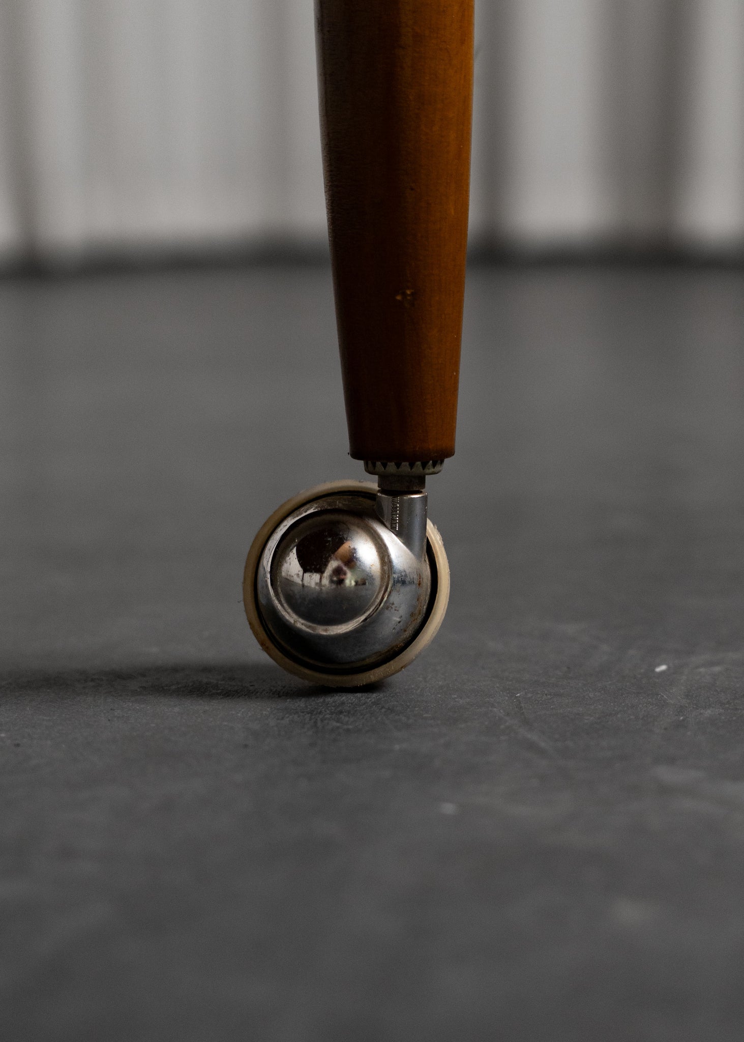 Meuble de rangement vintage sur roulettes