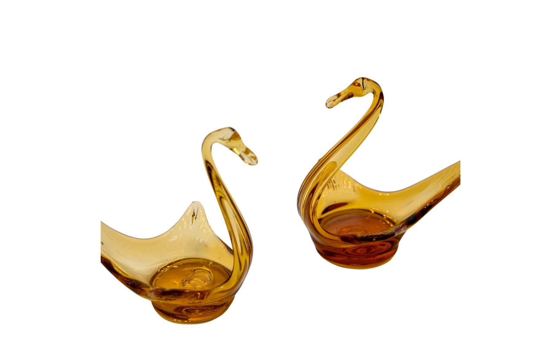 Couple de cygnes en verre ambré