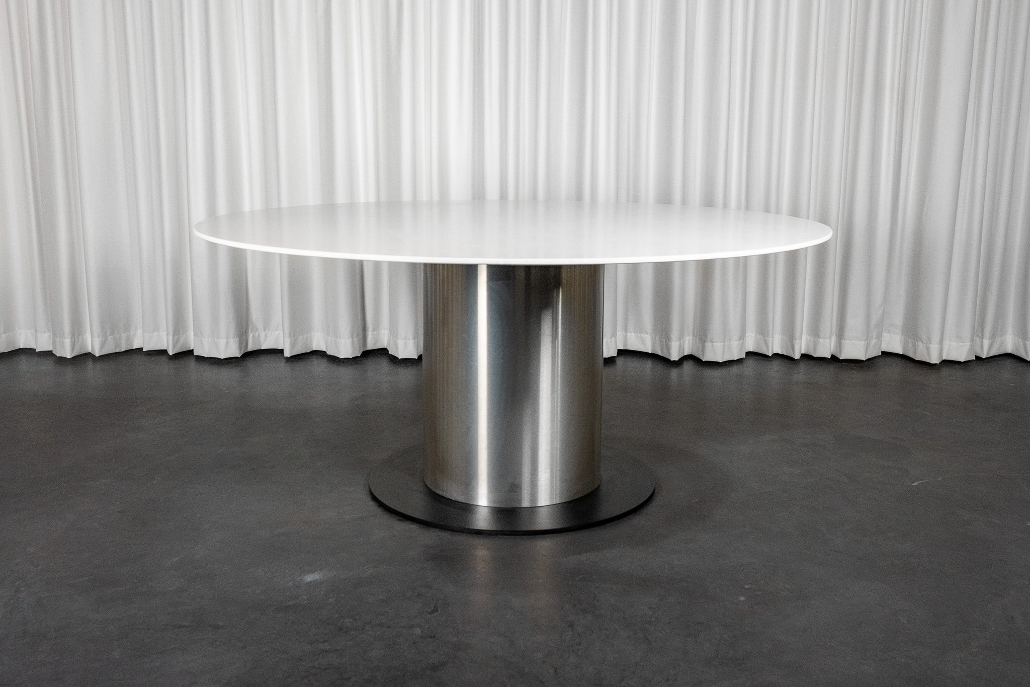 Table ronde à fut central