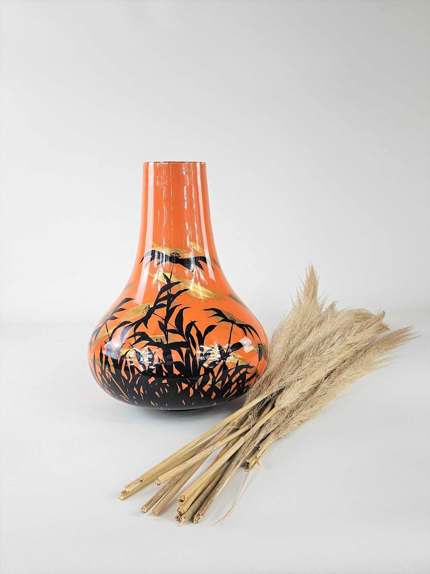 Vase laqué de motifs floraux japonisants, circa 1970