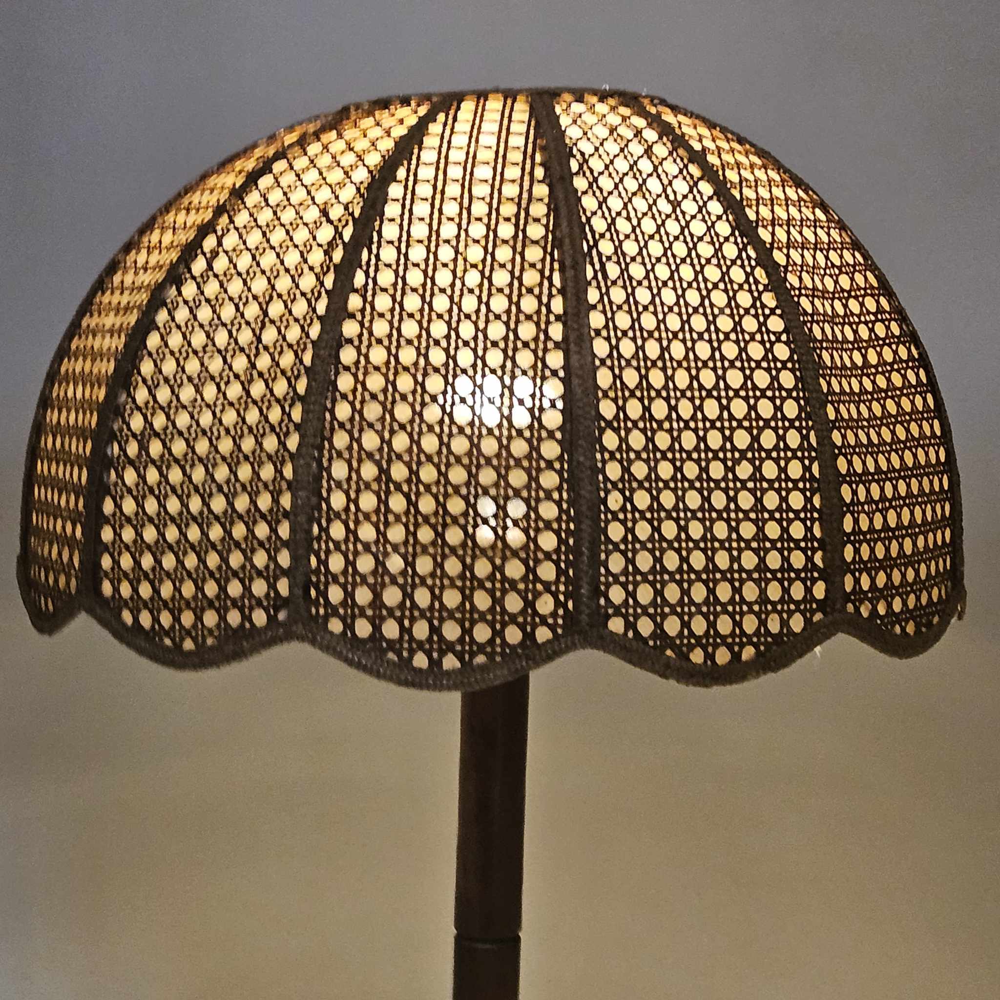 Lampe de table abat jour en cannage, circa 1970