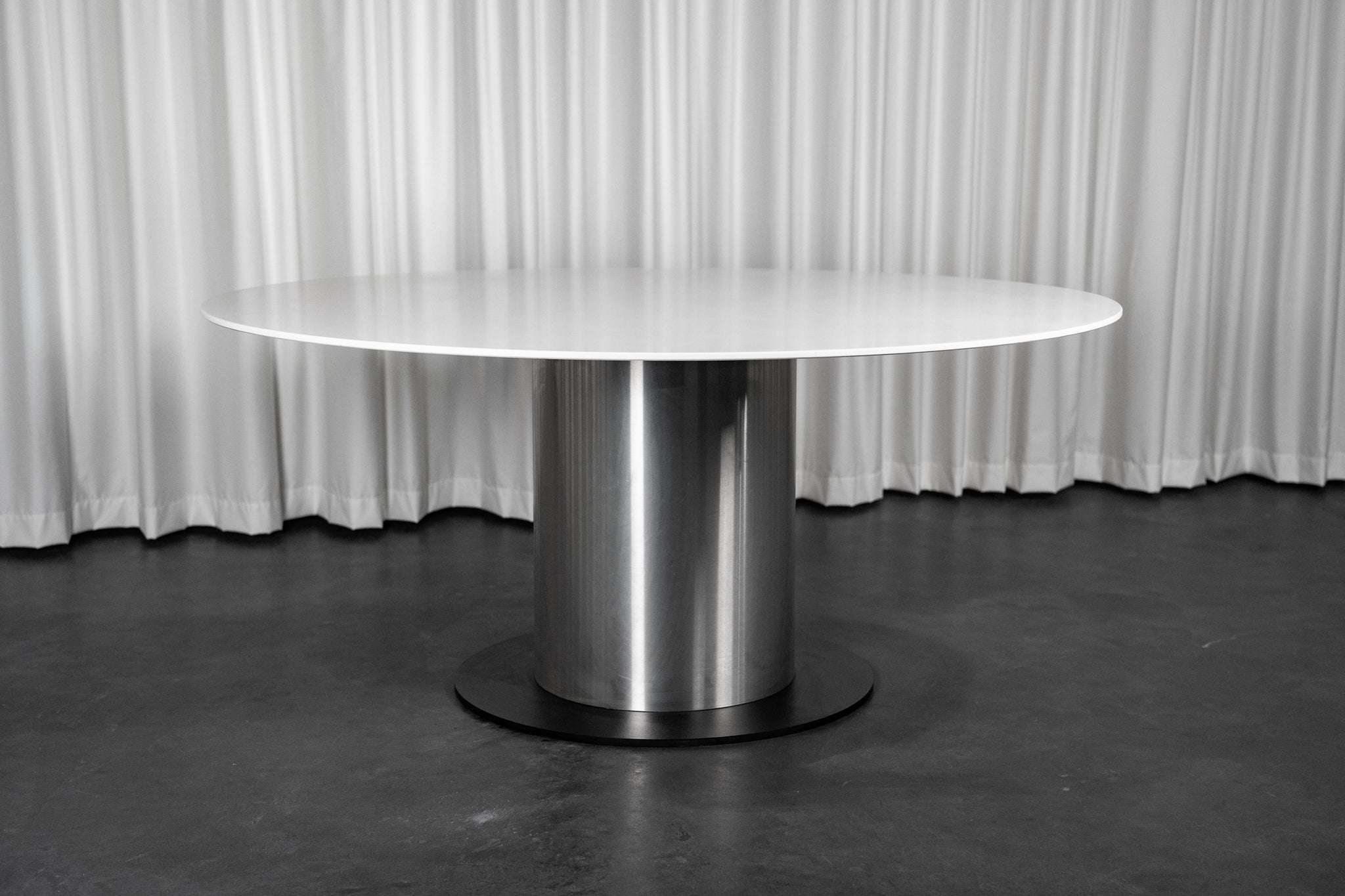 Table ronde à fut central
