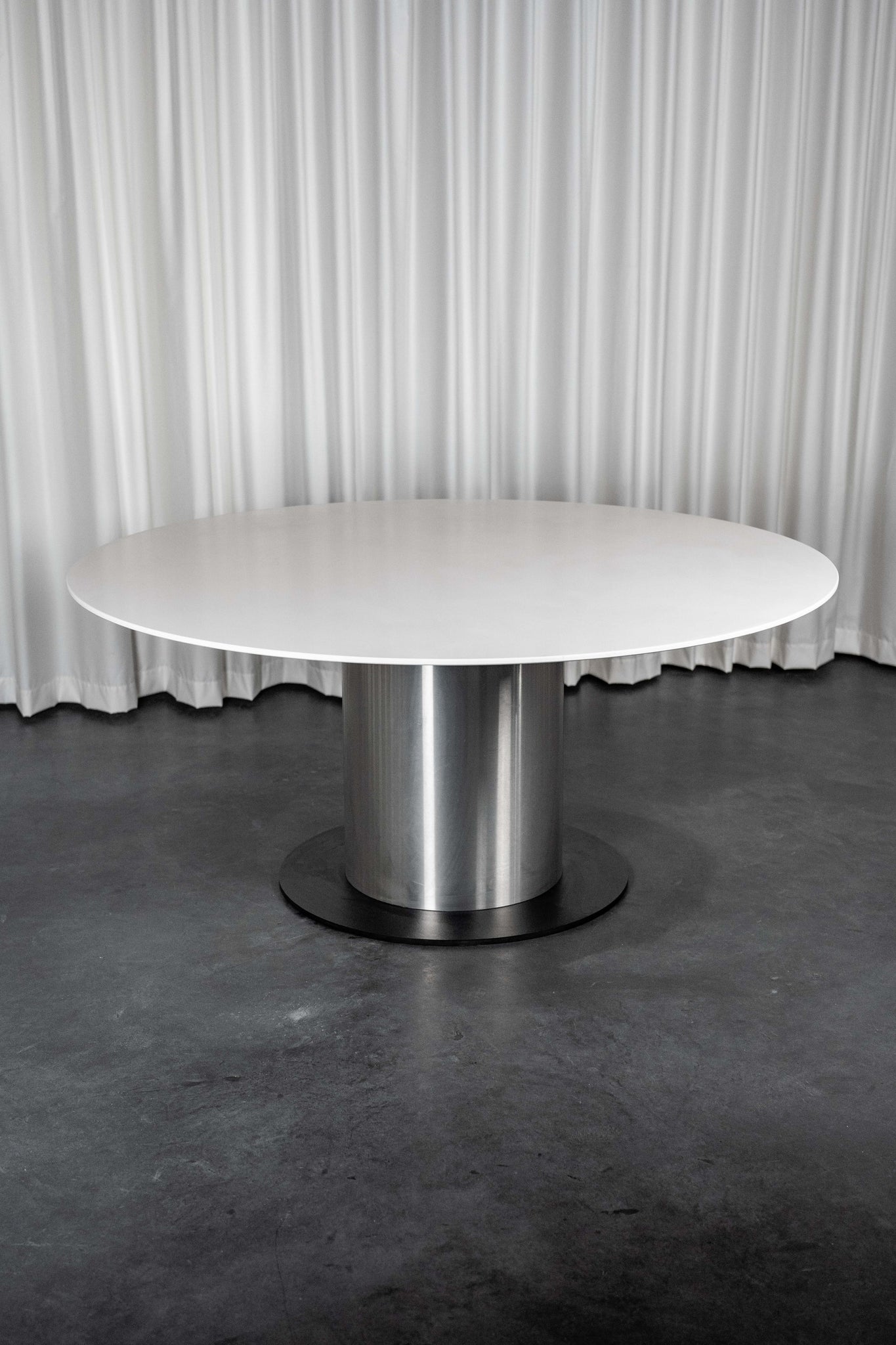 Table ronde à fut central