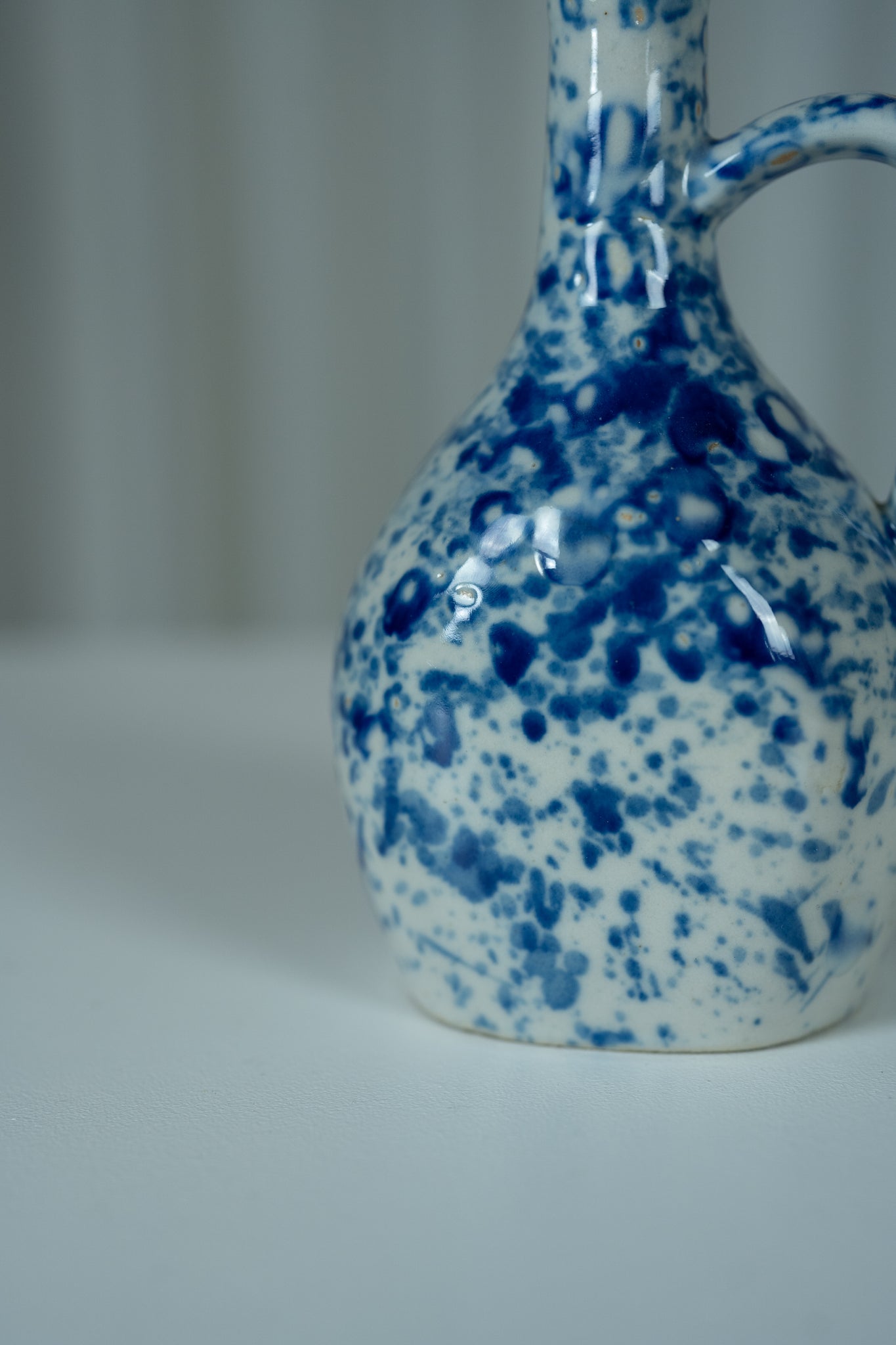Soliflore en céramique tacheté bleu