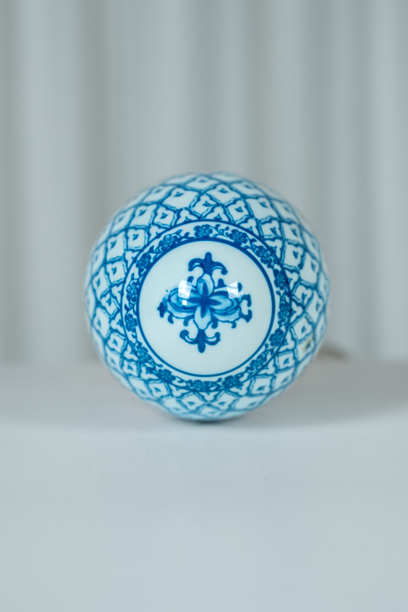 Oeuf en céramique à décor floral