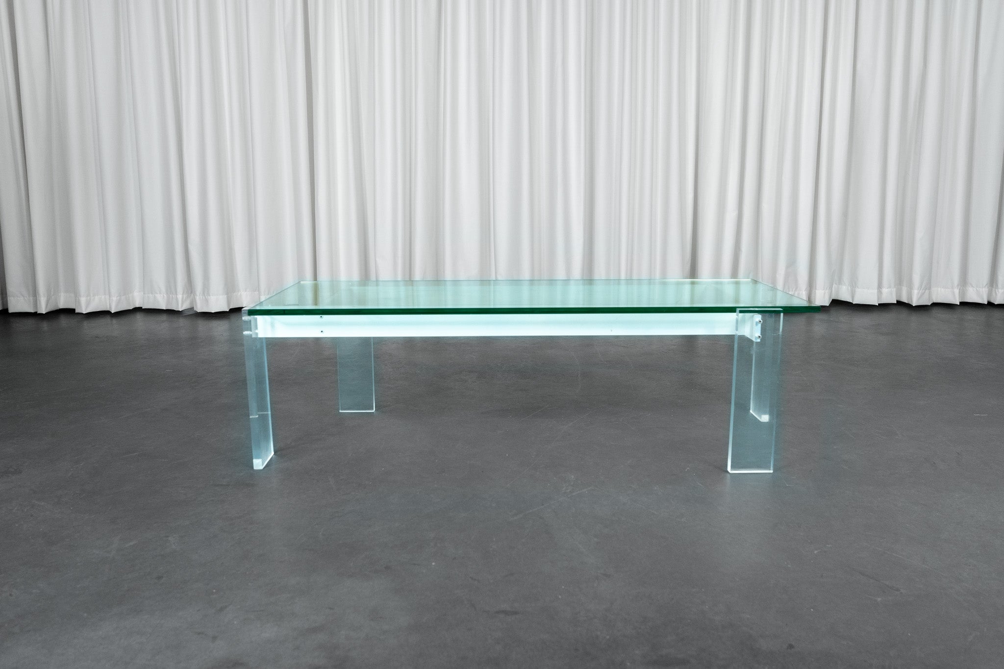 Table basse architecturale en verre et plexiglass