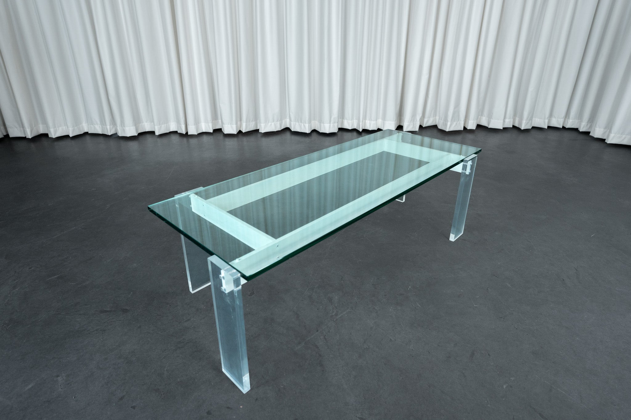 Table basse architecturale en verre et plexiglass