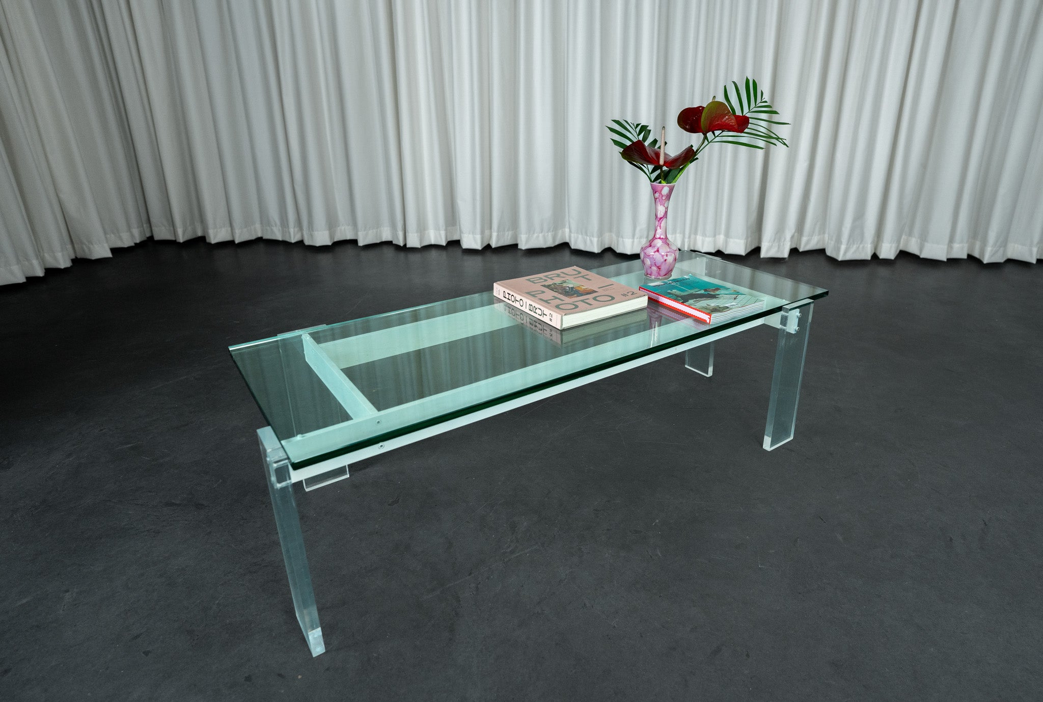 Table basse architecturale en verre et plexiglass