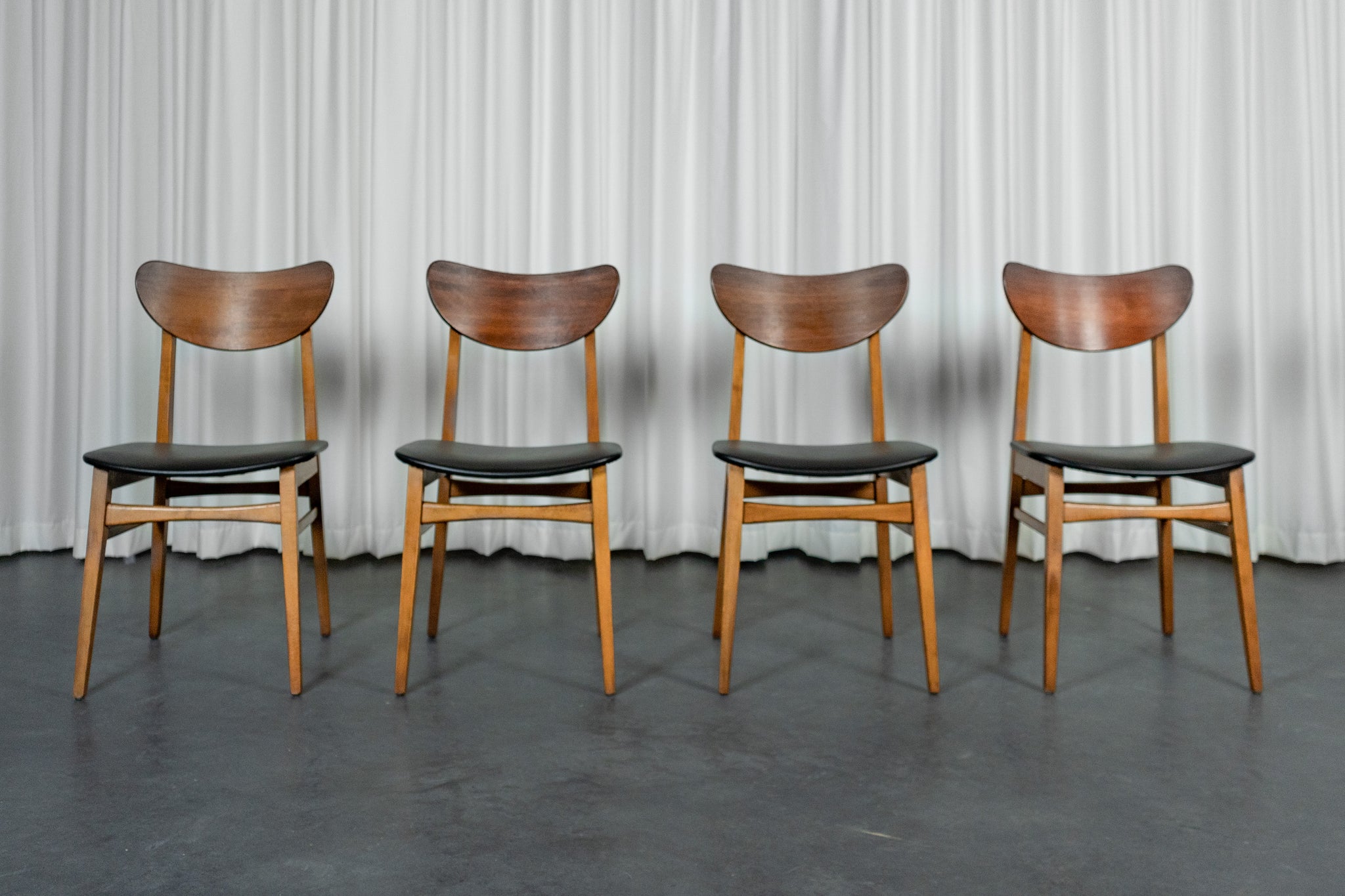 Suite de 4 chaises Mid Century