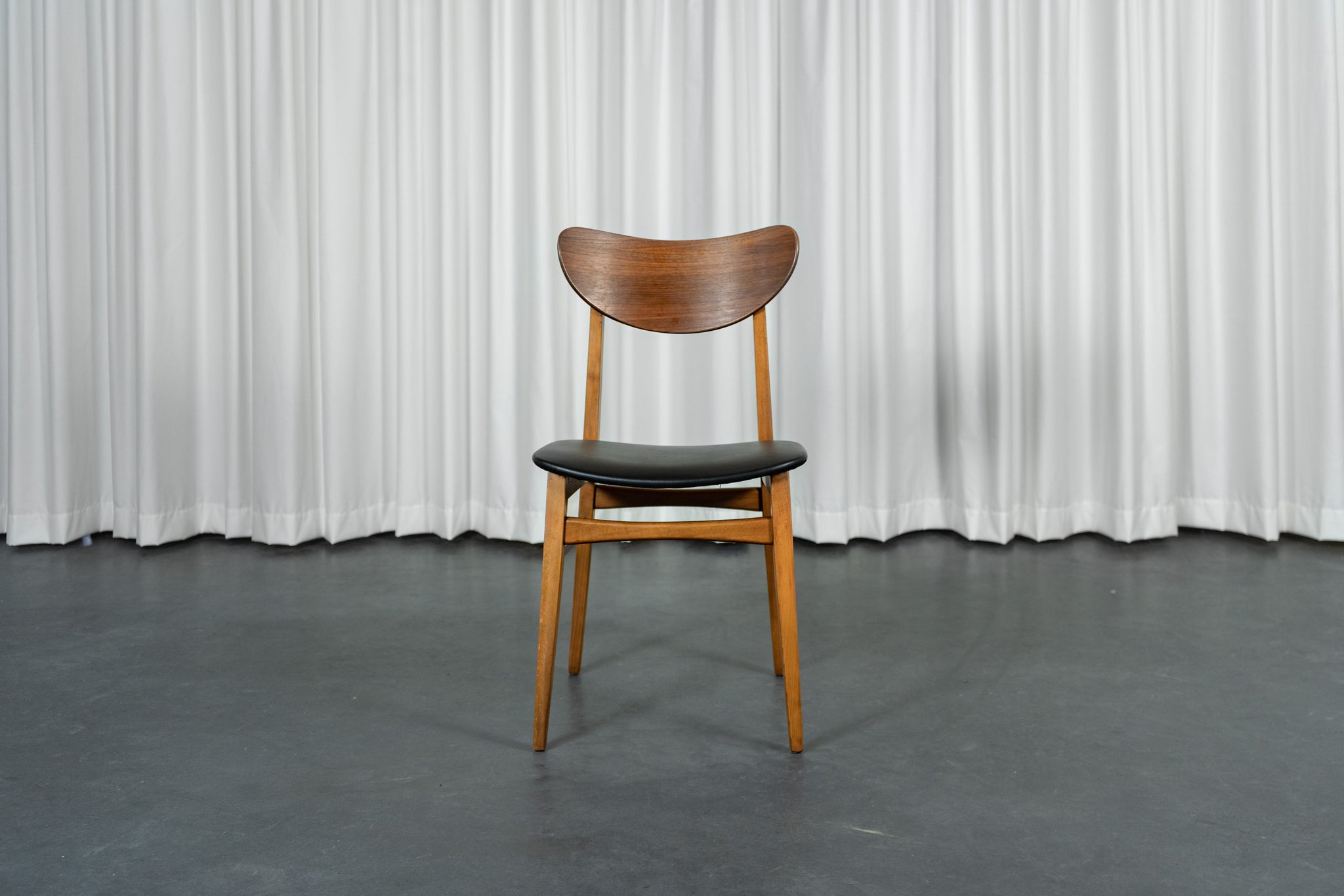 Suite de 4 chaises Mid Century