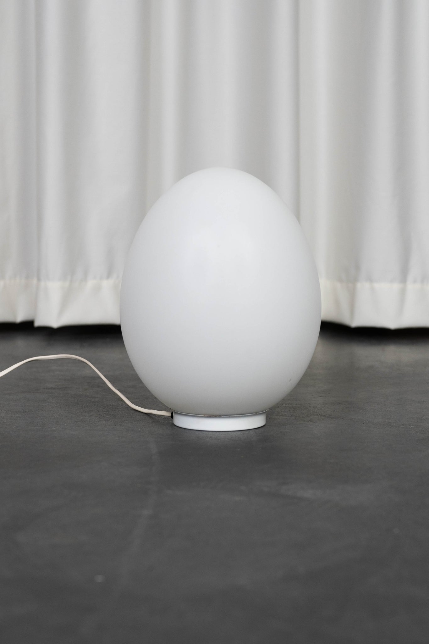 Lampe oeuf de Vianne édition Domec verre blanc, 1970