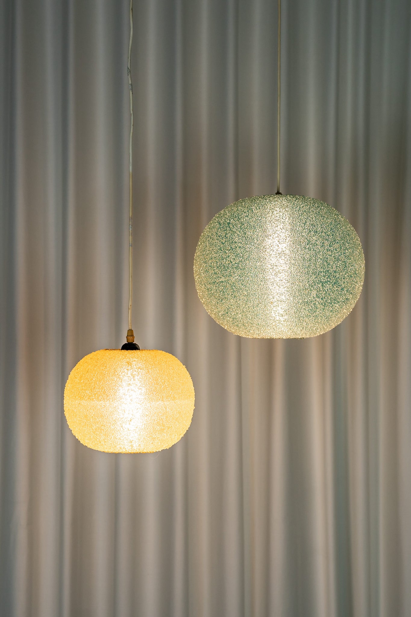 Lot de deux suspensions  Sugarball Moon par Rotaflex, Belgique, 1970