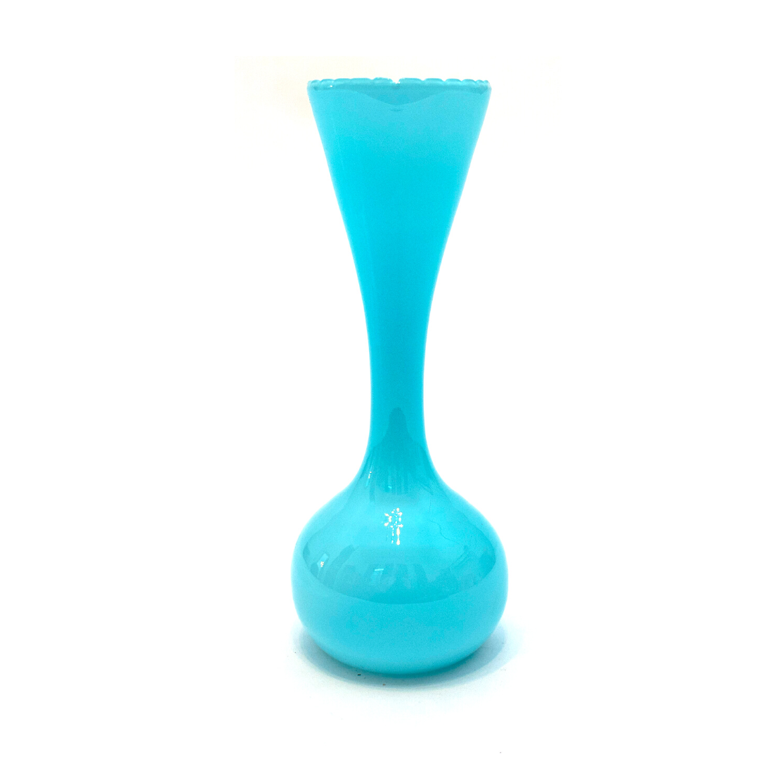 Vase bleu en verre opalin