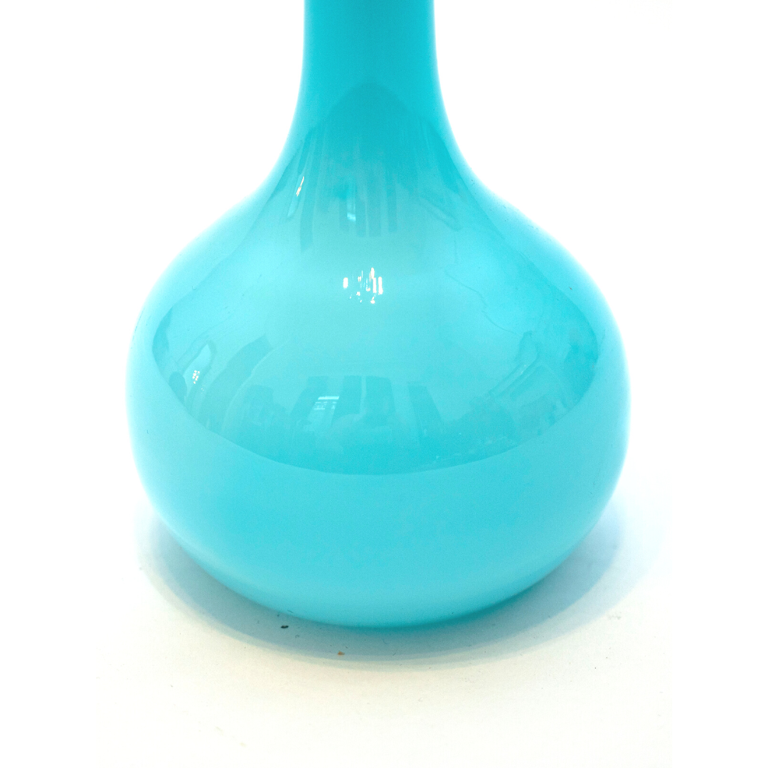 Vase bleu en verre opalin