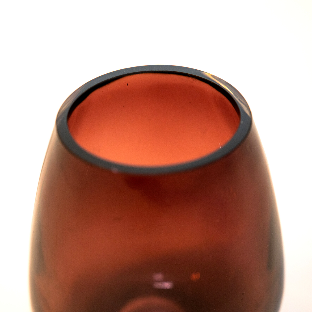Vase en verre violine