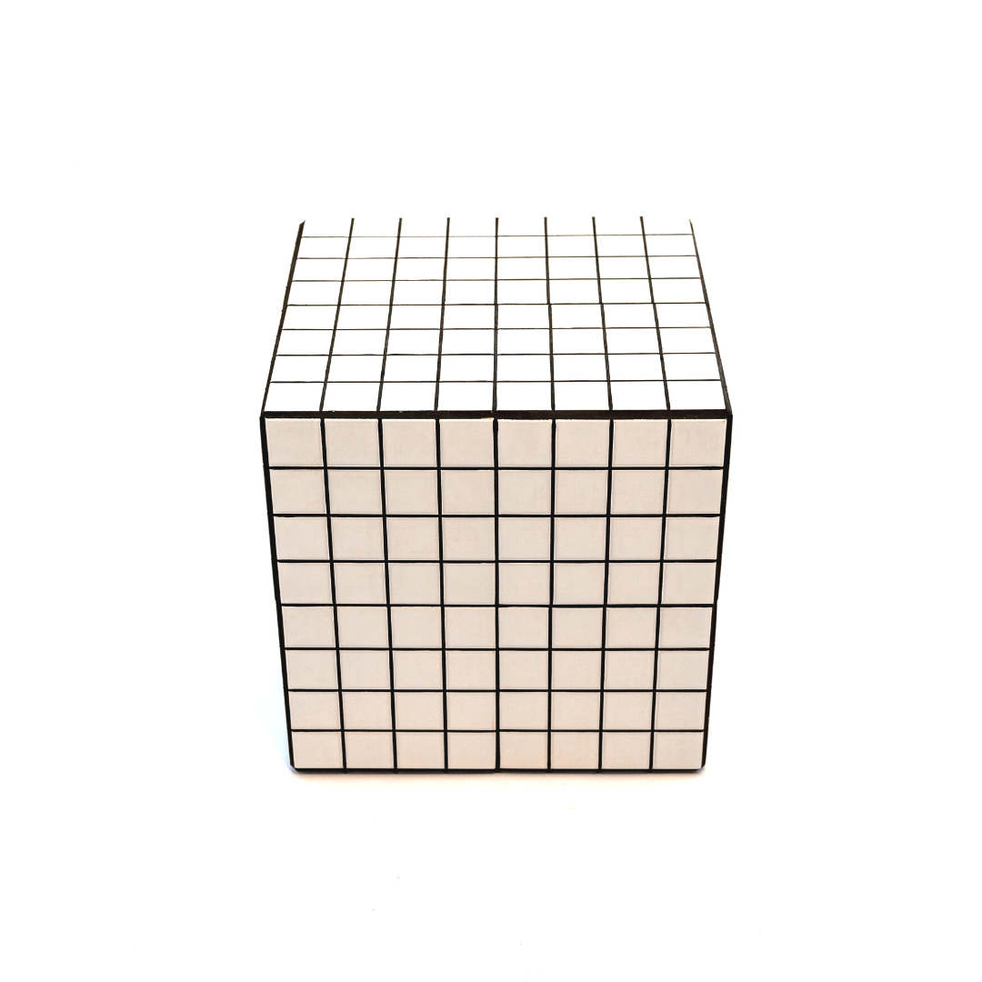 Bout de canapé Memphis - cube à carreaux de céramique blancs