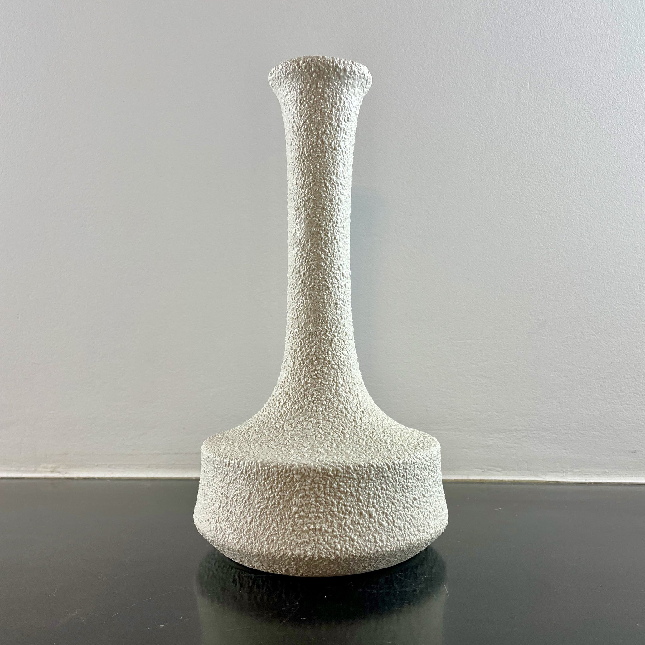 Vase de forme bouteille au design texturé